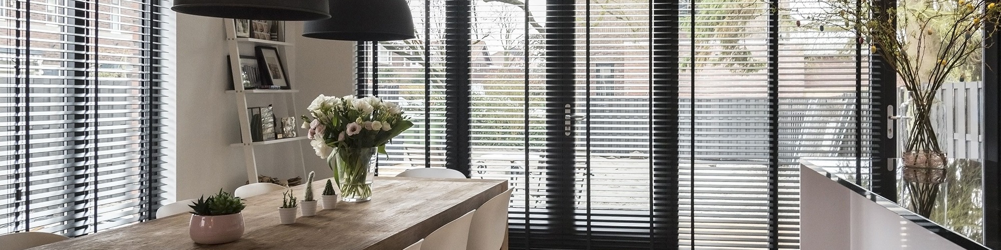 Raamdecoratie op maat gemaakt en gemonteerd